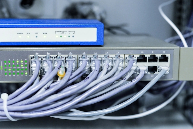 Conexiones y cables de equipos de red