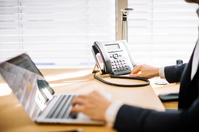 Personas trabajando en un entorno de oficina